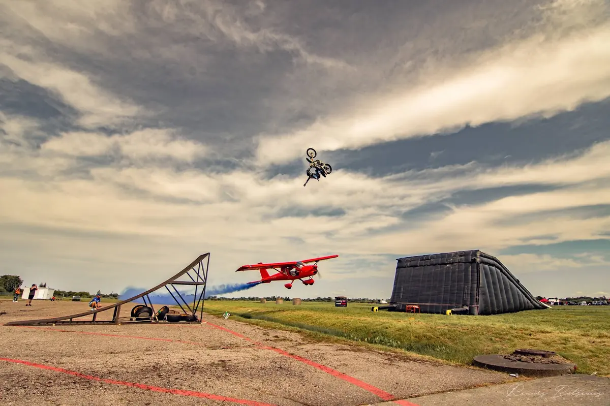 SKYHACKERS motocikla lēciens pāri lidmašīnai Ventspils lidostā
